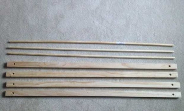 Quatre planches et trois tiges
