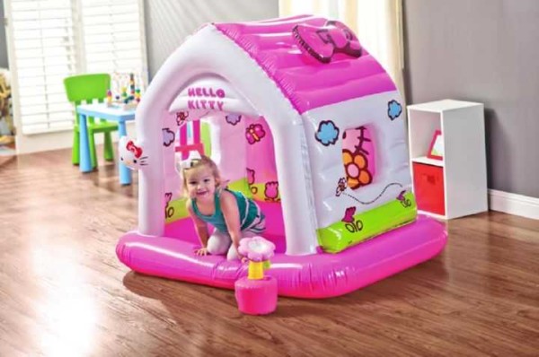 La maison de jeu gonflable est une excellente solution pour les tout-petits