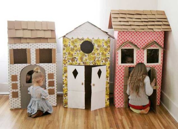 Maisons en carton, recouvertes de tissu