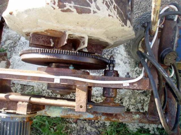 Si vous laissez le fond d'un canon ordinaire sans renfort, le métal fin (3-4 mm) peut ne pas résister aux charges et le tordra simplement. Par conséquent, il est préférable de souder sur les coins ou le roulement en forme de U