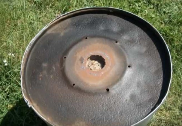 Nous faisons des trous dans le fond du canon. Lors de l'installation, n'oubliez pas la gomme d'étanchéité