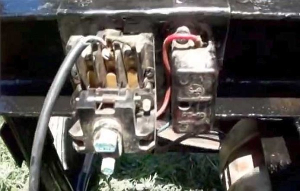 Nous connectons le câble via un démarreur avec un bouton