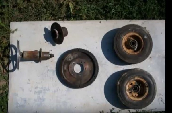 Engrenages, roues - tout est vieux, tout était dans le garage