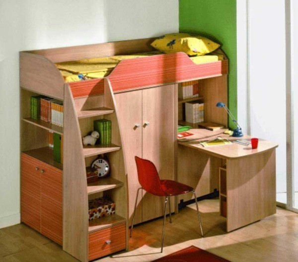 Et une autre option pour un lit mansardé avec un espace de travail en dessous