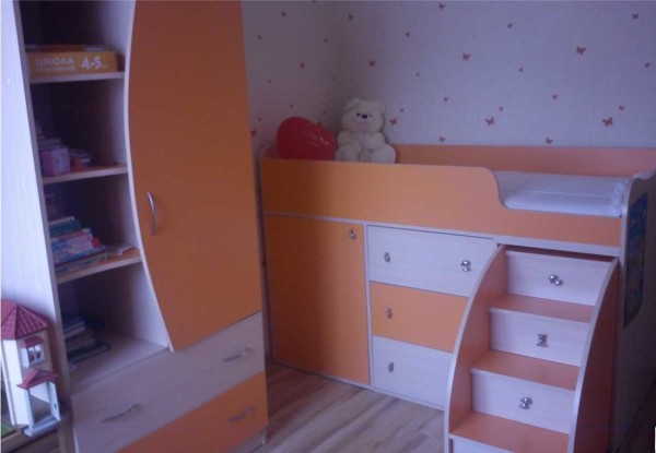 Un lit mezzanine pour enfants peut être de hauteur moyenne - le couchage est situé à un mètre du sol (environ)