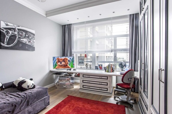 Conception de chambre de garçon pour enfants en gris avec des accents bordeaux