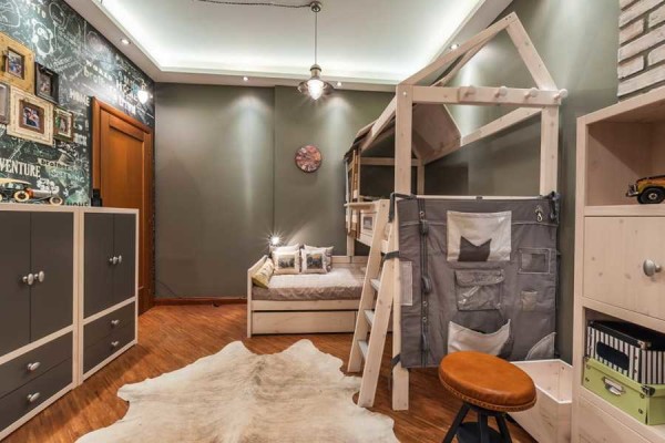 Au lieu d'une armoire conventionnelle - une armoire coulissante. Pas de gâchis