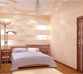 Le plafond est un ton plus clair que les murs, ce qui fait qu'il semble plus haut