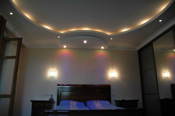 Le rétroéclairage rend également le plafond plus haut