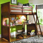Ci-dessous un bureau, au-dessus un lit