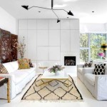 Un design intéressant de l'un des murs, un tapis inhabituel au sol et l'intérieur joué