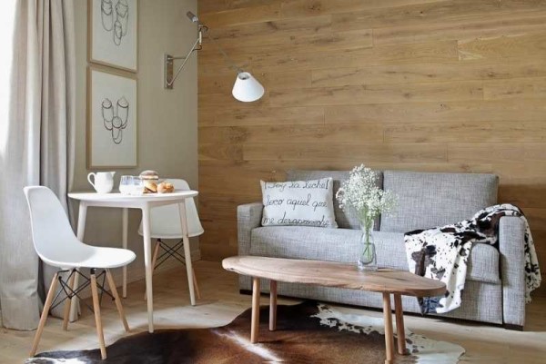 Un mur est fini avec du bois ou de la pierre - l'une des dernières tendances de la mode