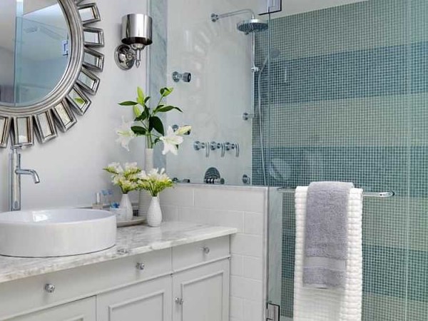 Un miroir inhabituel dans la salle de bain donne le ton à l'ensemble du design