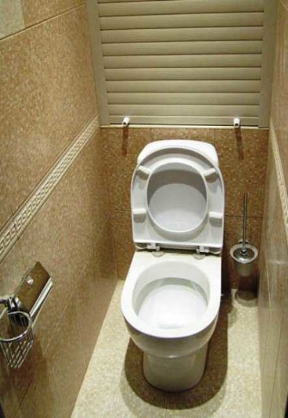 Volet roulant sanitaire dans les toilettes