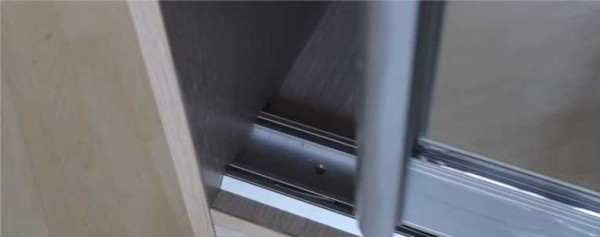 Avec l'ouvrant vertical, réglez automatiquement le guide inférieur