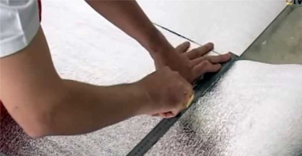 Pour minimiser les pertes de chaleur, vous pouvez étendre une couche d'isolation thermique stratifiée