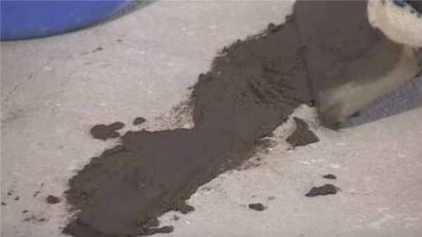 Couvrir la rainure avec de la colle à carrelage