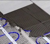 Nous mettons des carreaux sur la colle