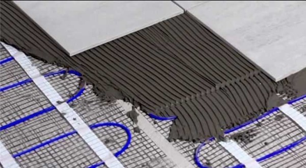 Nous mettons des carreaux sur la colle