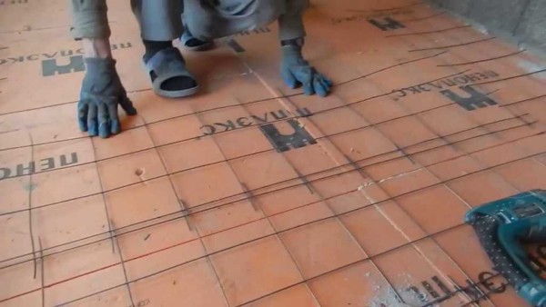 Pose du treillis pour l'installation du câble chauffant
