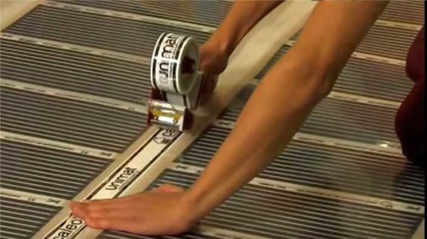 Les joints sont collés avec du ruban adhésif