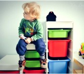 Commodes en plastique dans la pépinière - pratiques et hygiéniques