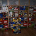 Peu à peu, un rack se transforme en mur avec des jouets