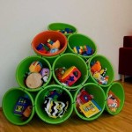 Seulement une douzaine de seaux et vous avez une étagère à jouets originale