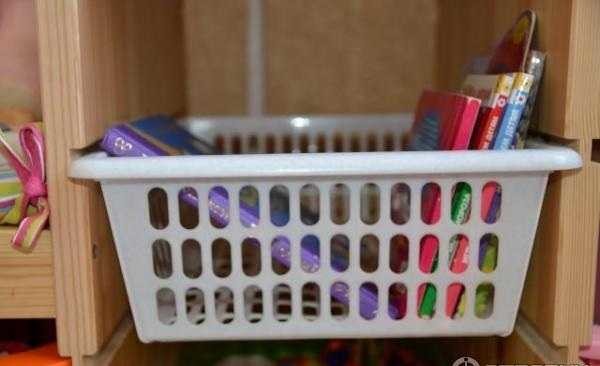 Comment installer le panier à jouets dans le rack