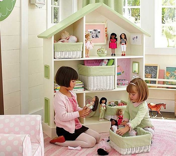 Rack pour jouets dans la crèche pour une fille