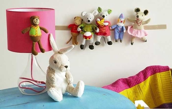 Le velcro est l'un des moyens les plus simples de trouver une place pour les jouets en peluche