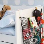 Les jouets préférés peuvent être rangés dans un filet sur la tête de lit