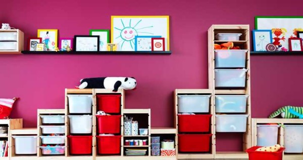 Différents supports sont rassemblés dans des systèmes de stockage de jouets