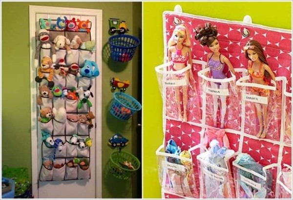 Il est pratique de placer des poupées et des peluches dans les poches sur le mur