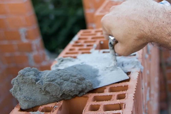 Consistance optimale du mortier pour la pose de piliers en brique