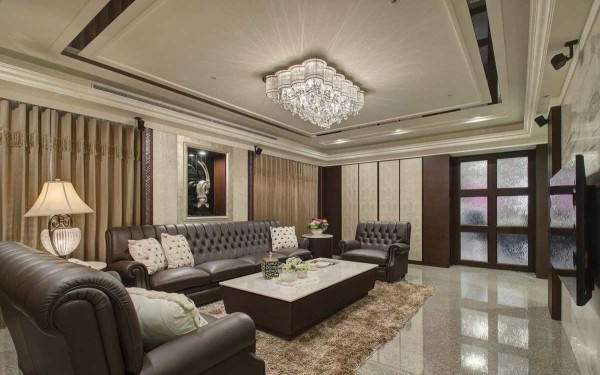 Un lustre en cristal massif est un attribut presque irremplaçable du style classique à l'intérieur