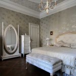 Chambre grise et blanche dans un style classique