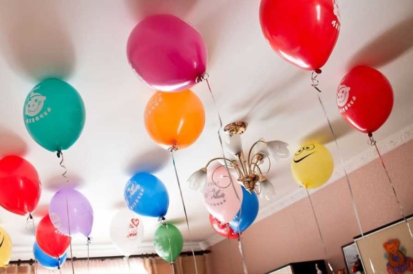 Pour rencontrer le nouveau-né, vous pouvez gonfler des ballons de gel dans la pièce