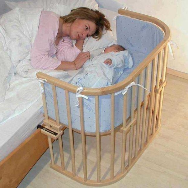 Compromis pratique: le bébé et la mère n'ont pas besoin de se lever dans leur berceau