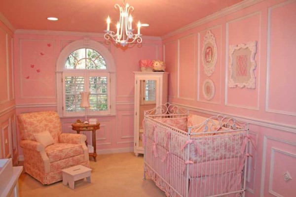 Chambre pour une fille nouveau-née dans un style classique
