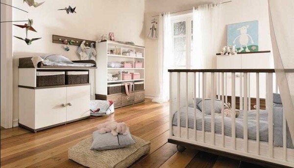 Chambre pour un nouveau-né dans des tons bleus doux