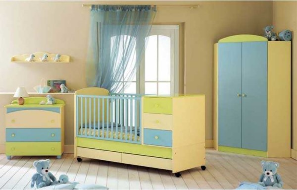 Excellente combinaison: un lit avec une commode / table à langer