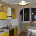 Sortez le réfrigérateur de la petite cuisine sur le balcon