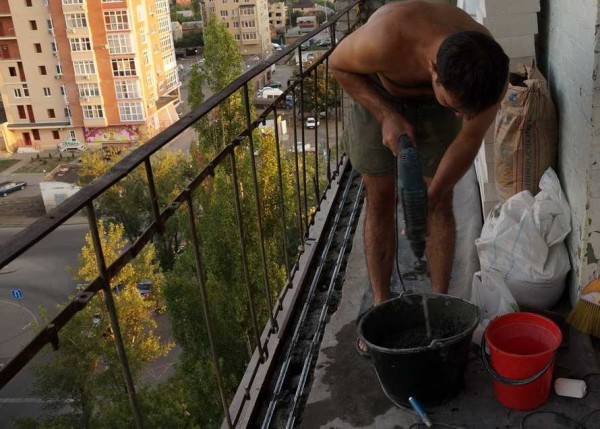 Si le bord de la dalle du balcon est irrégulier, il est bétonné