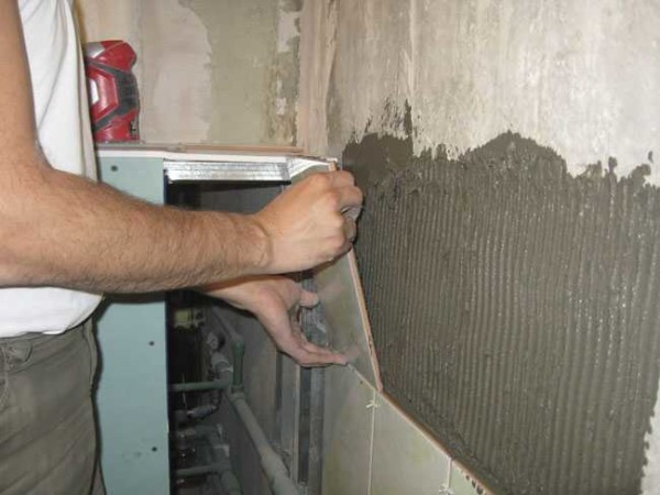 Décoration de salle de bain avec des carreaux: mis sur les murs