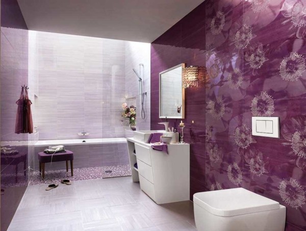 Un mur est clair, accentué, le reste est plus pâle et presque monochromatique. C'est une autre des techniques de décoration des saisons récentes.