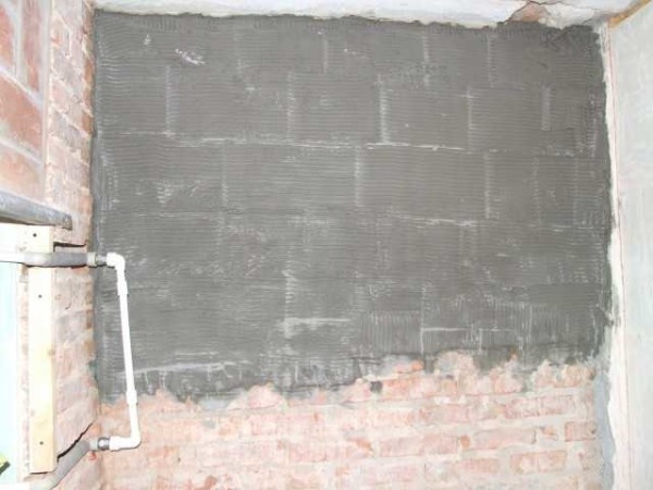La première couche pour niveler le mur entassé