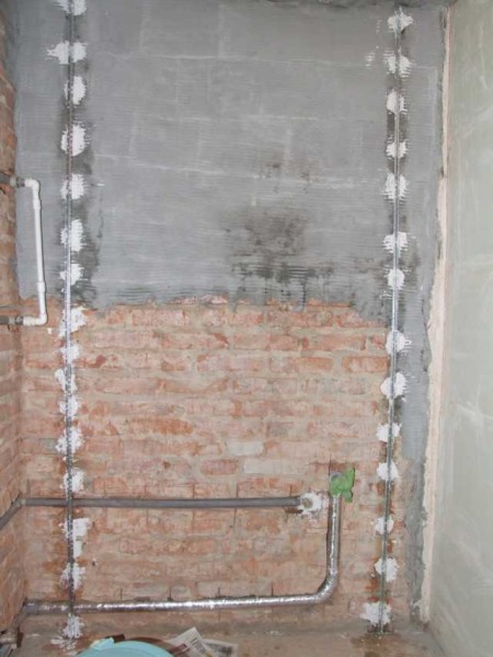 Balises exposées sur un mur bordé