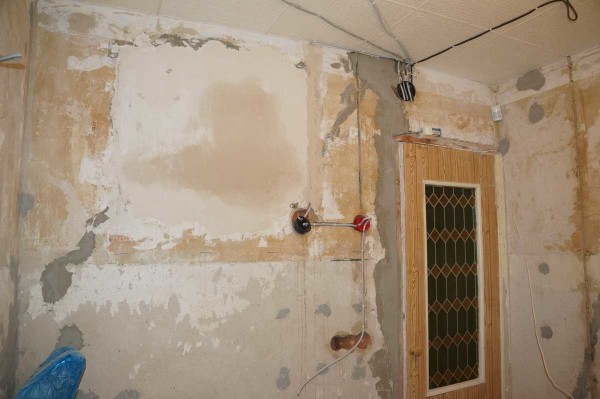 Nous attachons simplement les fils au plafond - le plafond sera tendu