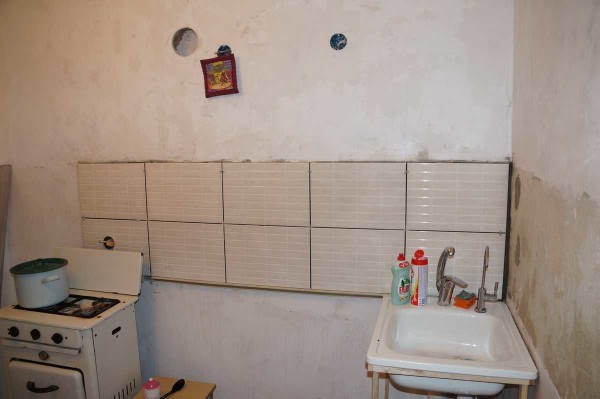 Les carreaux sur le tablier de la cuisine sont posés